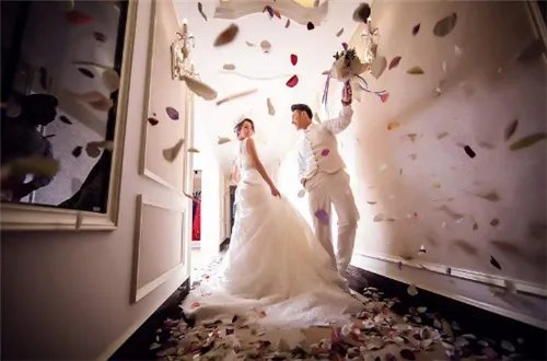 2020年婚纱照内景流行风格 拍婚纱照一般要选几套服装