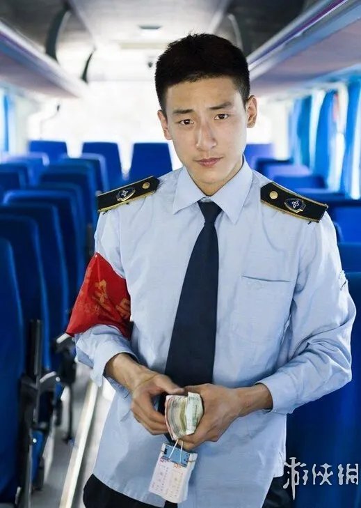 西安公交车现最帅售票员 颜值爆表似吴彦祖走红网络