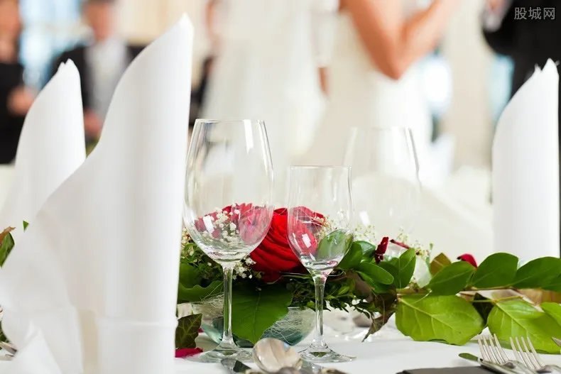 同事结婚男子随100份子钱 同事份子钱出多少合适