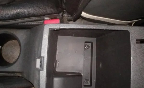 汽车中央扶手卡扣我位置环了怎么修复