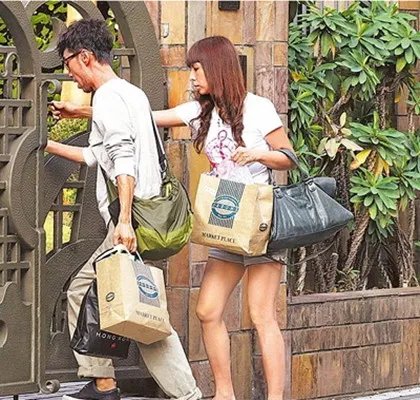 周传雄老婆孩子首度曝光 隐婚背后其妻自责不已现场哽咽