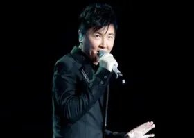 《少年包青天》的主题曲是谁唱的？