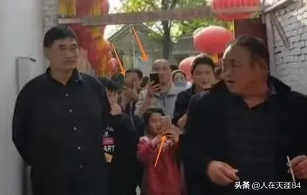 大衣哥家门被踹上热搜，如何看待大衣哥村子里的人？