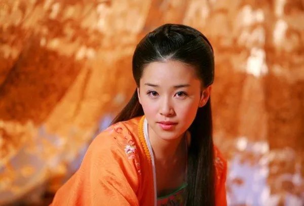 阚清子胸照大尺度曝光 激情吻戏床戏微露酥胸不借位