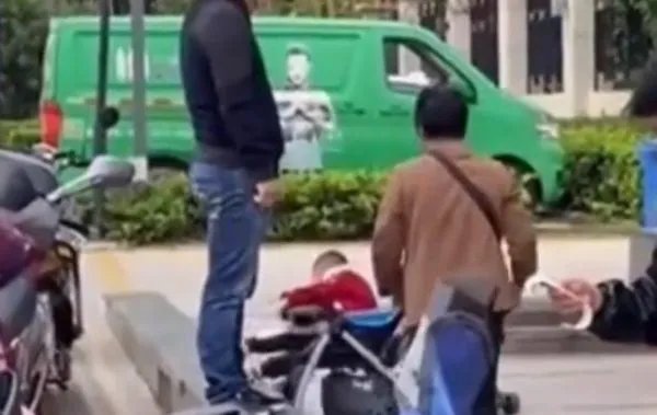 南昌街头一大妈因孩子太闹腾怒摔婴儿车，此事引发了网友的哪些质疑？