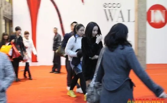 董洁婚变后现身捞金 双腿裸露“美丽冻人”！