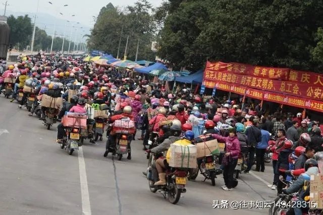 有些农民工日薪三四百,为何骑摩托车回家过年,而不坐飞机呢?