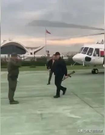 卢卡申科持枪亮相总统府,但枪里没有弹匣,这能说明什么?