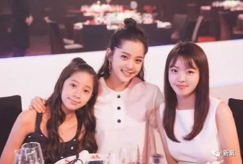 王中磊闺女晒长腿照，娱乐圈大佬们的千金都长什么样？