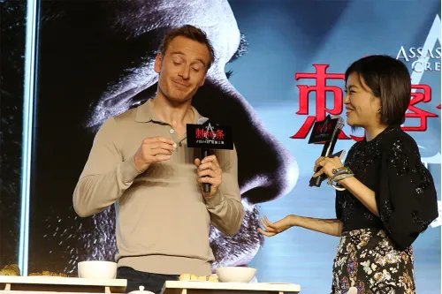 法鲨性感亮相《刺客信条》中国首映式