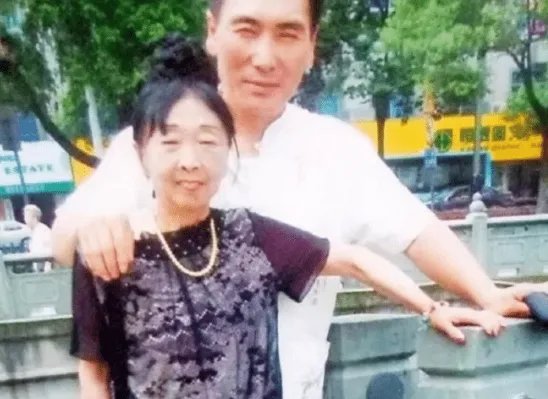 当年声称自己不后悔，娶了60岁整容老太的25岁小伙子，现在怎样了？