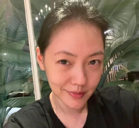 小S风波之后晒自拍美照，素颜出镜面露微笑，状态如何？