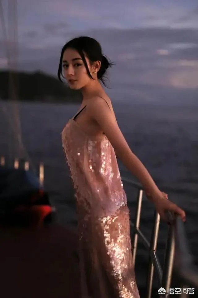 如何评价迪丽热巴?网上公布的迪丽热巴的年龄是不是真的呢?