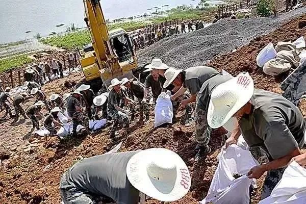 黄冈58岁村支书被水冲走，基层人员在洪灾时有多辛苦？