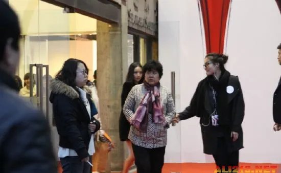 董洁婚变后现身捞金 双腿裸露“美丽冻人”！