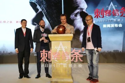 法鲨性感亮相《刺客信条》中国首映式