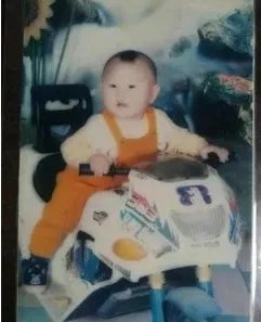 警方在侦破申聪被拐案后,你认为申聪应该与养父母还是亲生父母一起生活?