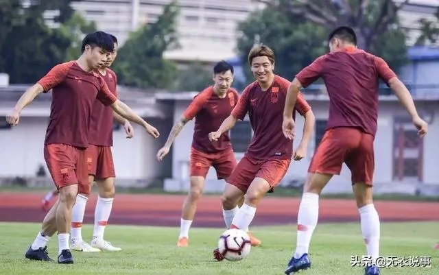 现在你在看中国足球队和关岛的比赛吗?什么感受?