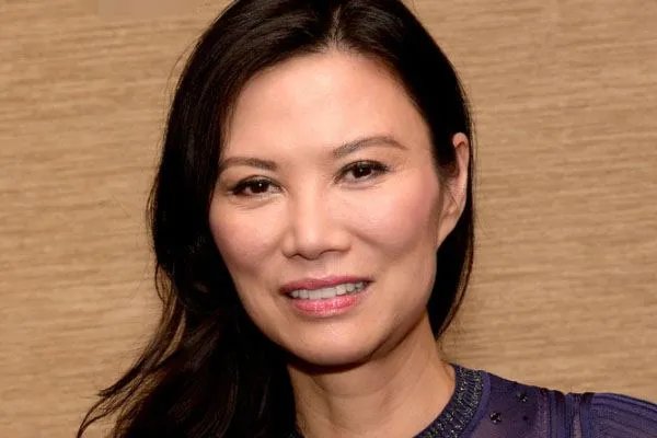 邓文迪在海滩和神秘男的照片流出，为何她离婚后反而越来越潇洒了？