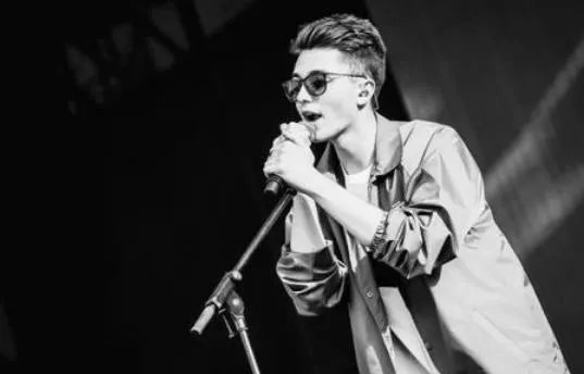 在婚礼上男生独唱歌曲有哪些 男生容易唱的歌有哪些