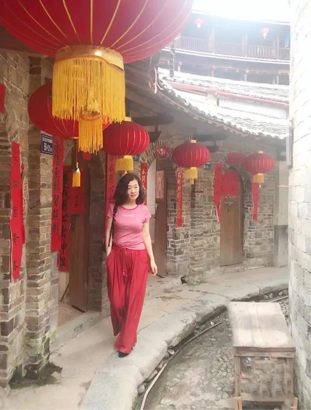 大家能否推荐下适合职场女性的服装品牌？穿上走路带风那种？