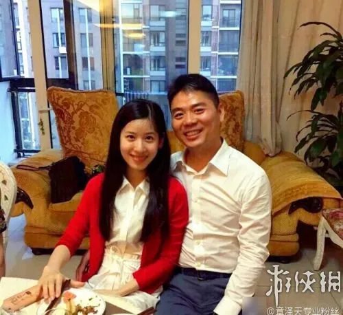 爸爸抱女儿,奶茶妹妹刘强东屋内饭合影 网友:见娘家人?