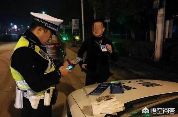 合肥小伙有车牌不挂求婚路上被查,铜陵交警暖心帮其叫代驾,这事儿你怎么看?