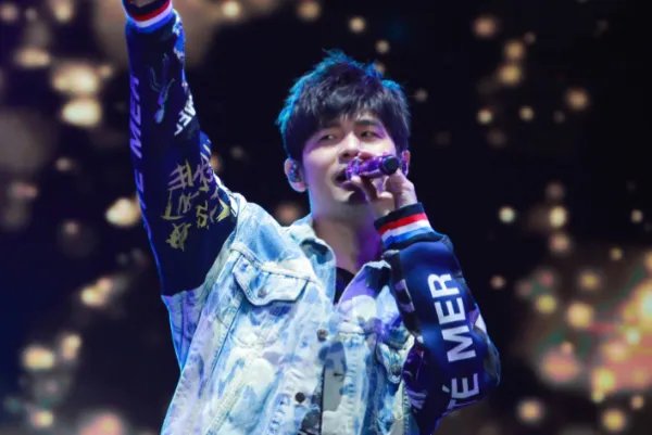 周杰伦晒自拍满脸胡茬，遭林俊杰喊话开直播，他们之间的关系如何？