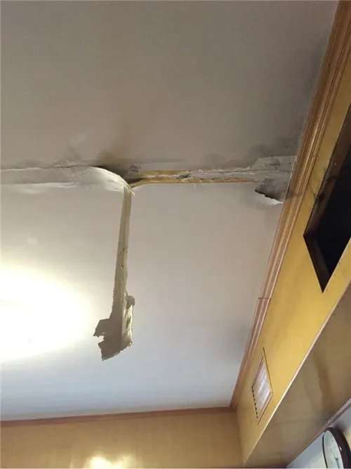 楼上漏水有白色结晶是什么东西