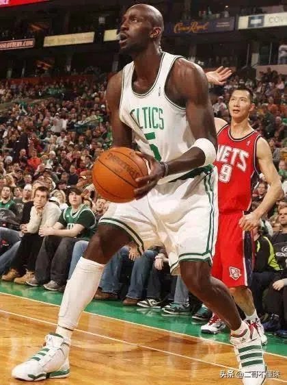 当时易建联用粤语怒喷加内特，为何赛后狼王还对他加以称赞？