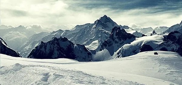 丽江玉龙雪山8月飘雪，为什么高山容易常年下雪？
