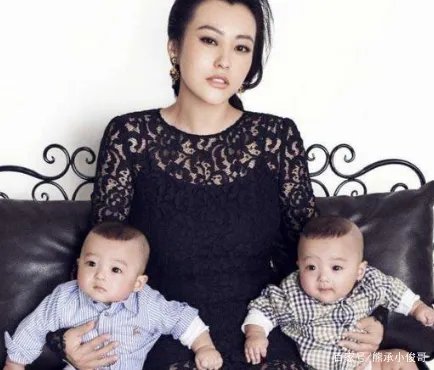 郝蕾双胞胎儿子正面颜值罕见曝光，孩子继承了父母的哪些优点？