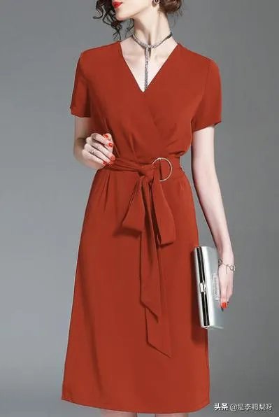 大家能否推荐下适合职场女性的服装品牌？穿上走路带风那种？