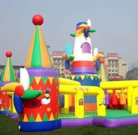 湖北一充气城堡被吹翻,造成此事故的原因是什么?