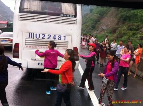 中国大妈们要逆天了：高速公路上也能跳广场舞!