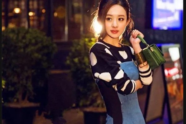 在秋天的时候，黑色针织衫应该配什么款式的下装会显得很有活力？