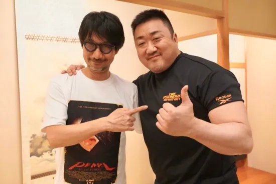 小岛秀夫再晒马东锡合照：共同竖起大拇指！