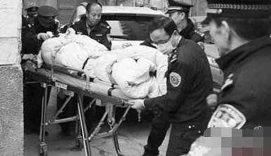 兰州老太从楼上抛撒钞票和衣物是怎么回事?