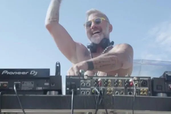 “50岁的年纪,20岁的身材,几亿的资产”,这个意大利男子是谁?