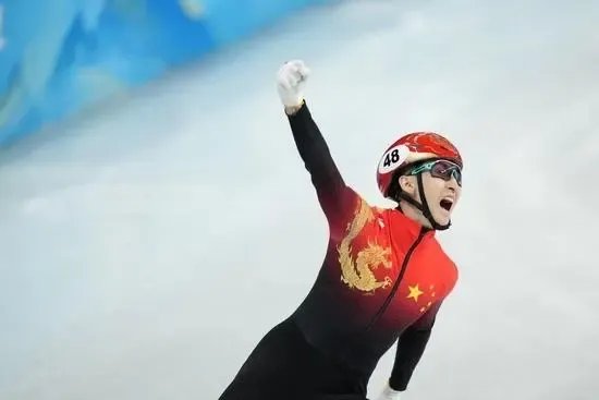 武大靖B组第一无缘卫冕500米，他的出局算不算冷门？