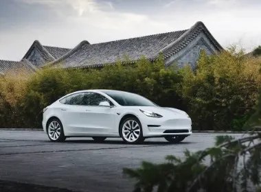 特斯拉将在美国召回近110万辆汽车，此次召回的原因是什么？