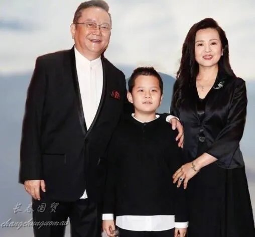 认识王刚之前郑艳东结过婚吗 郑艳东是不是少数民族