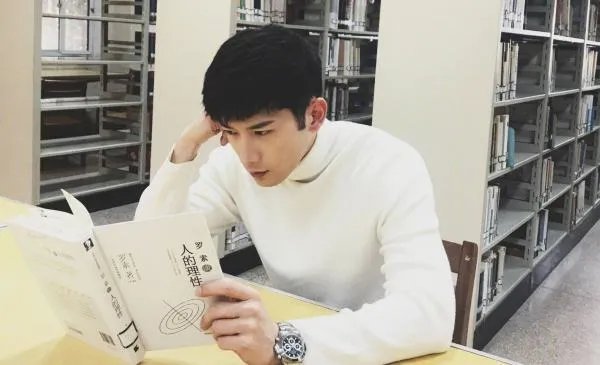 刘芮麟和女粉丝聊天，你能接受自己的男友跟别的女生聊天么？