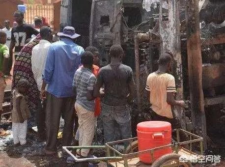 尼日尔一油罐车翻车民众疯狂抢油，突然爆炸58人当场死亡，你怎么看？