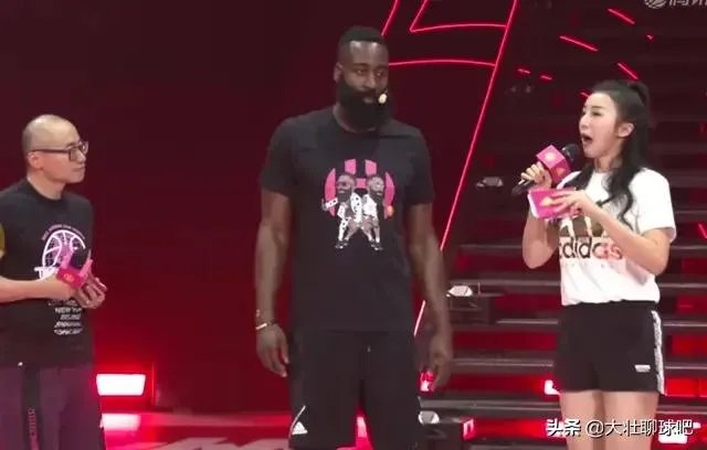 哈登与小朋友比三分惨负。网友盛赞哈登人品好,主动让球,还给小朋友送鞋。如何评价?