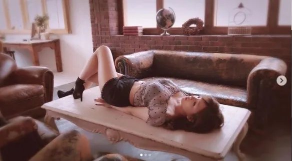 性感倍增！日本头灯女星篠崎爱重返美图：体香四溢！