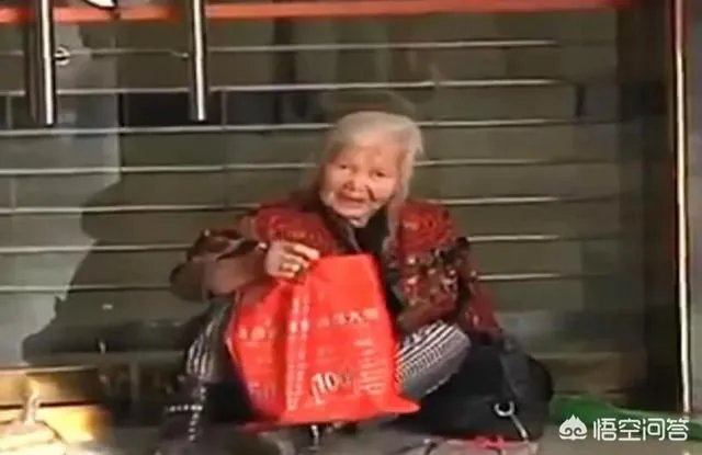 如何看待老人64年前银行存了5万,如今变成20多元,老人怒砸银行柜台?