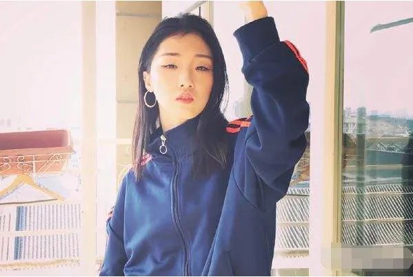 杨超越发文力挺Yamy,作为圈内新人的她这样的发言会不会太刚了?