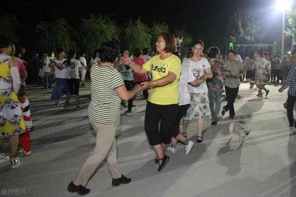 大妈跳广场舞被撵,怒找记者求助,记者:500米都走不动吗?你怎么看?