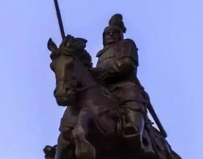 霍去病与卫青有何相似之处？霍去病的一生经历了什么？